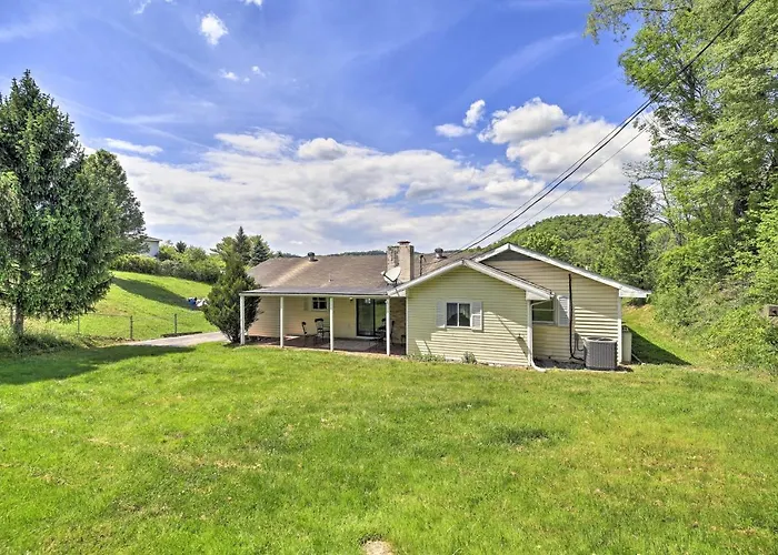 Bluefield Retreat W/ Pool Table: Near Parks!