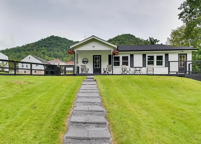 Mullens Home - Close To Hatfield-Mccoy Trailhead!